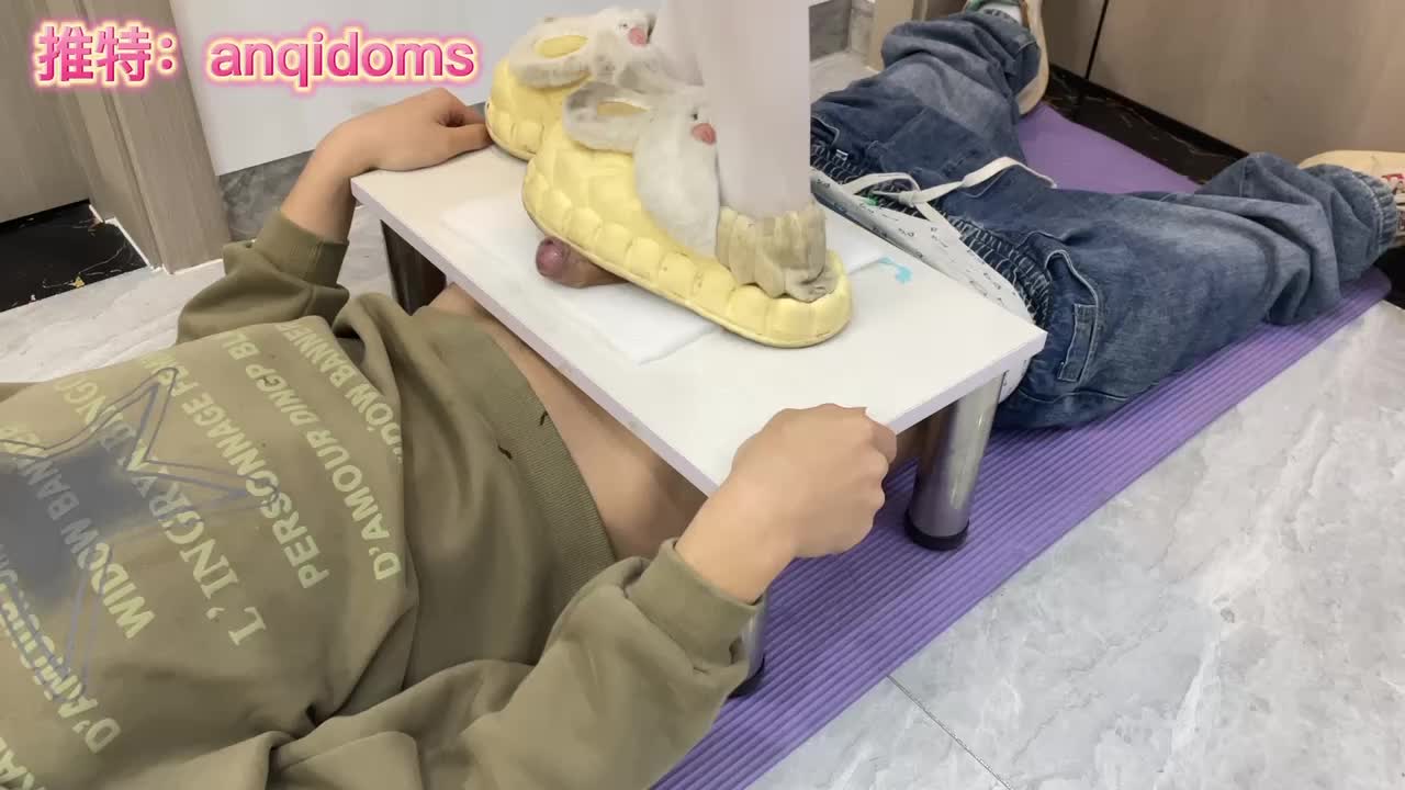 白丝 棉拖鞋 隔板 踩鸡 踢射